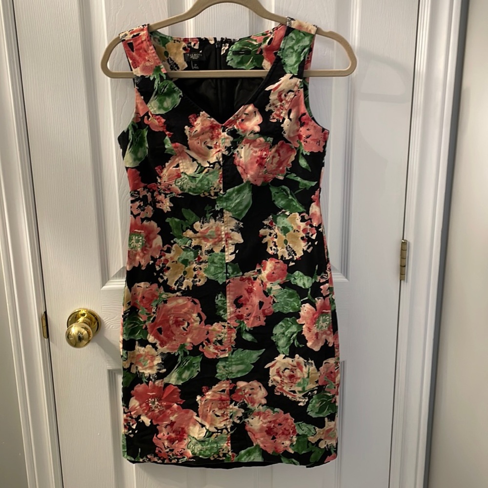 Talbot Sheath Dress size 2 Petites. Black floral V-neck sleeveless stretch dress